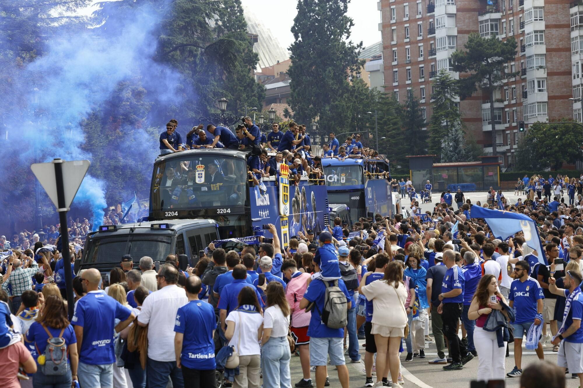 Locura azul en las calles de Oviedo para celebrar el ascenso del equipo a Primera División