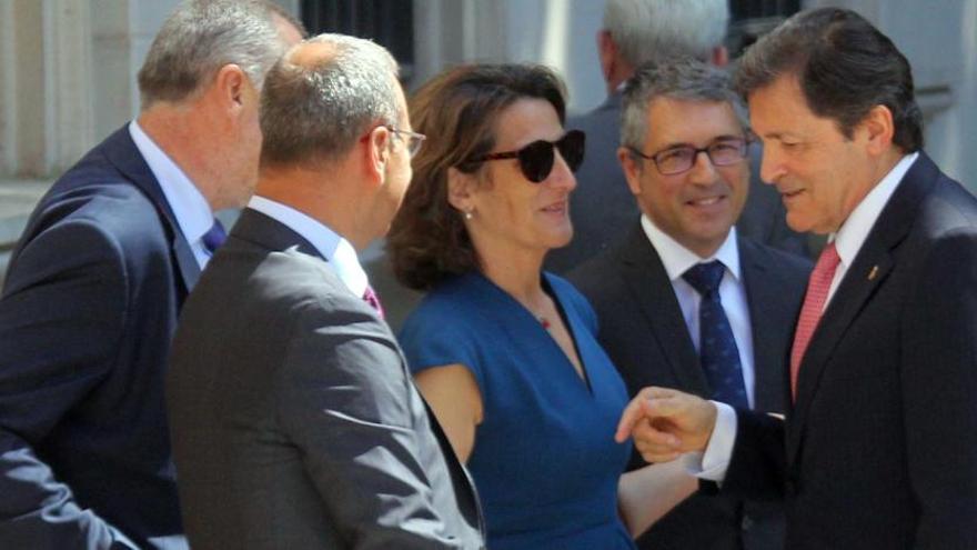La ministra Teresa Ribera en un breve encuentro en Madrid con Javier Fernández ante Hugo Morán.