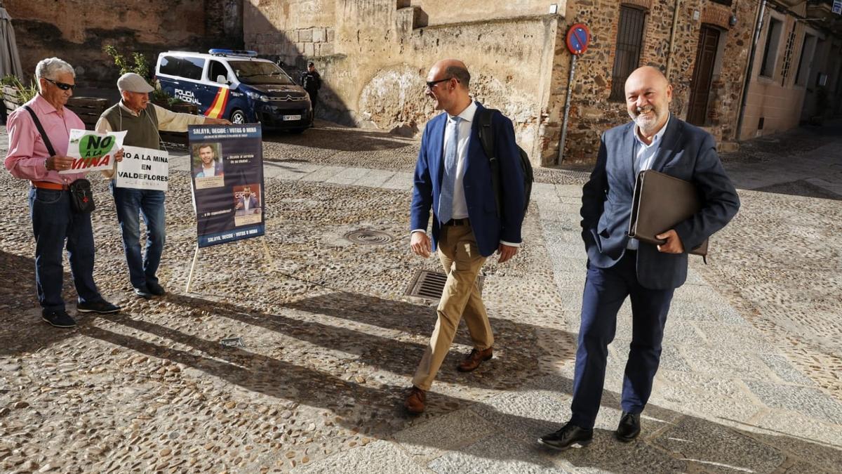 El concejal no adscrito, Francisco Alcántara, este jueves antes de entrar en el ayuntamiento.