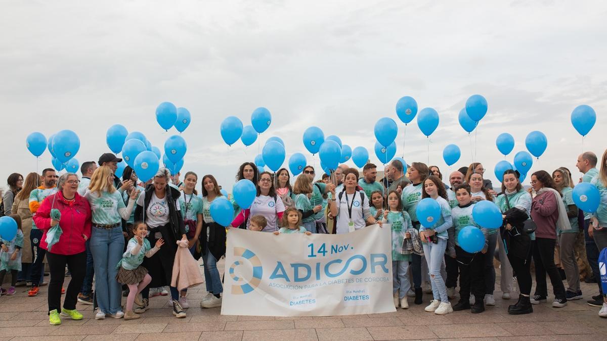 Suelta de globos azules contra la diabetes tras la marcha organizada por Adicor.