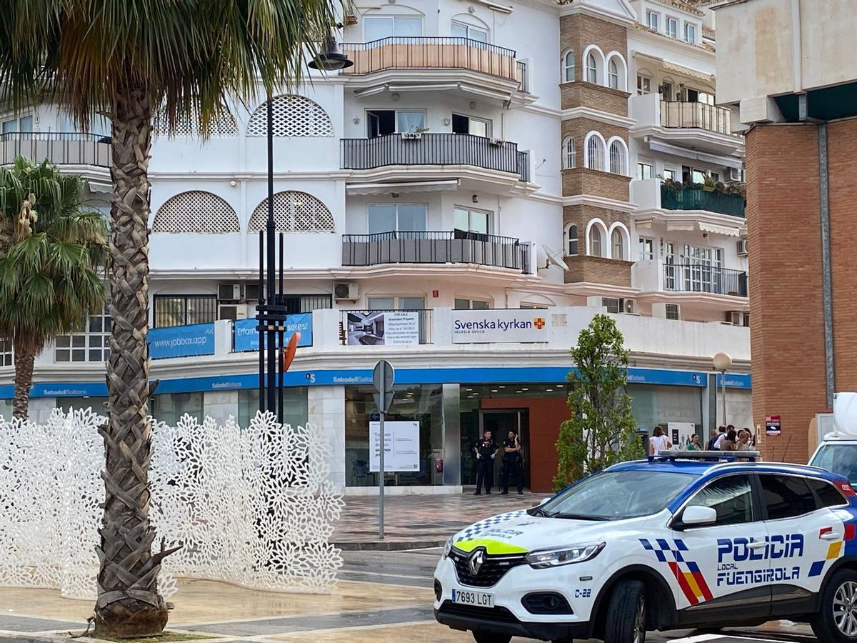 La Policía ha acordonado el entorno de la sucursal del Sabadell. en Fuengirola
