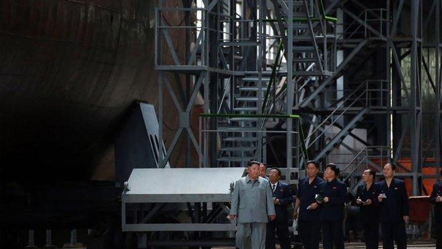 Kim Jong-un inspecciona la construcción de un nuevo submarino militar