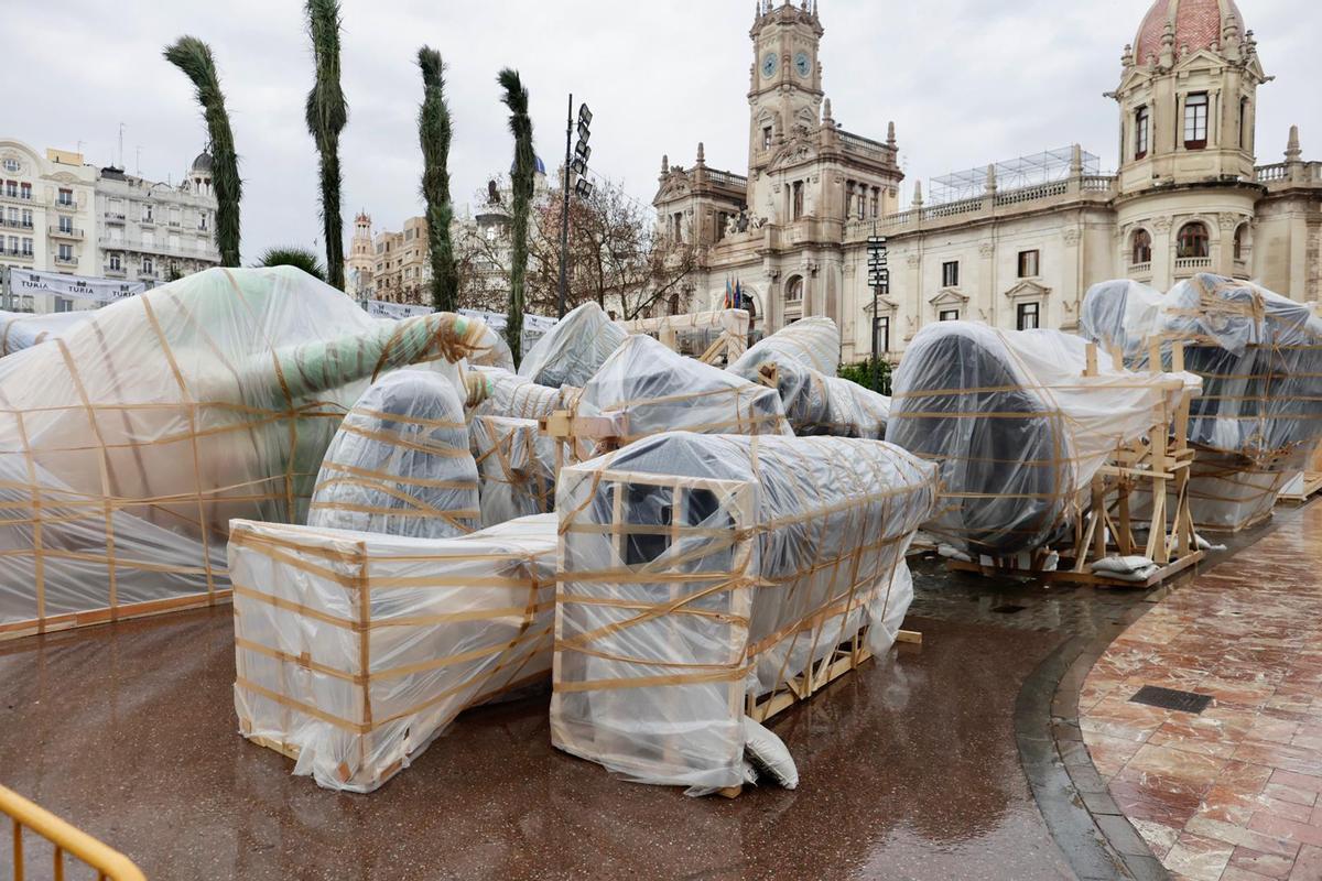 Las lluvias azotan las fallas en València: mascletà suspendida y los primeros ninots protegidos con plásticos