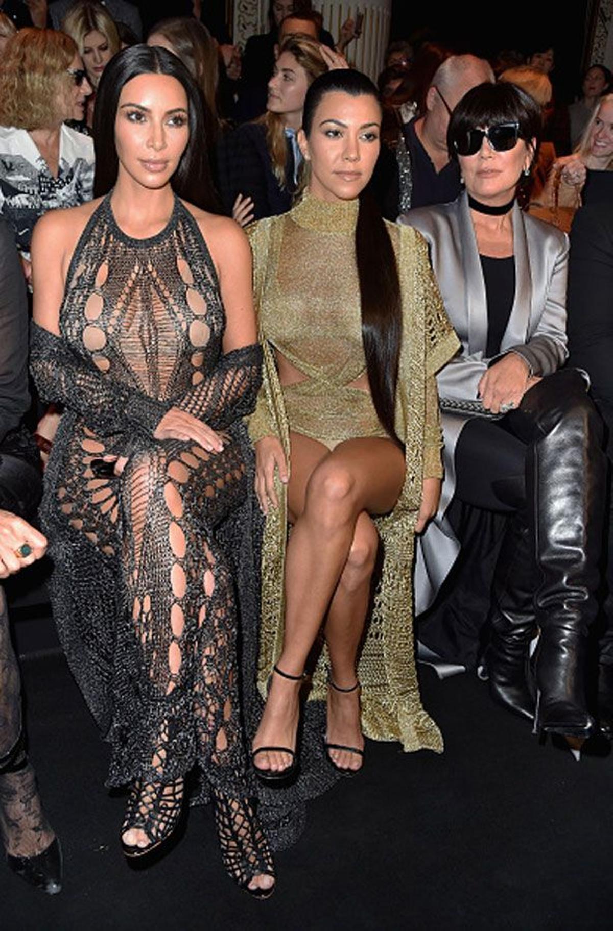 Kim y Kourtney Kardashian con su madre en París