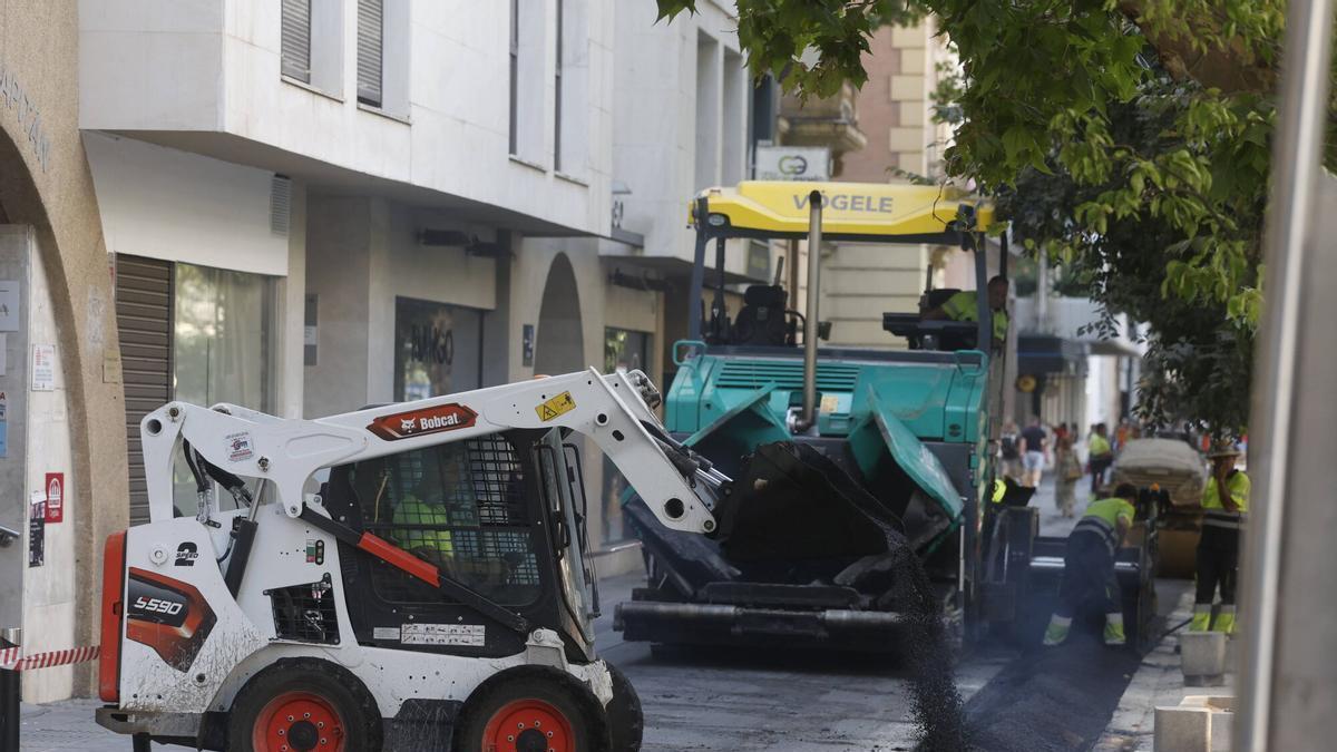 Trabajos de asfaltado en el bulevar del Gran Capitán en una primera fase de las obras en la zona incluidas en el Plan Asfalto 2026.