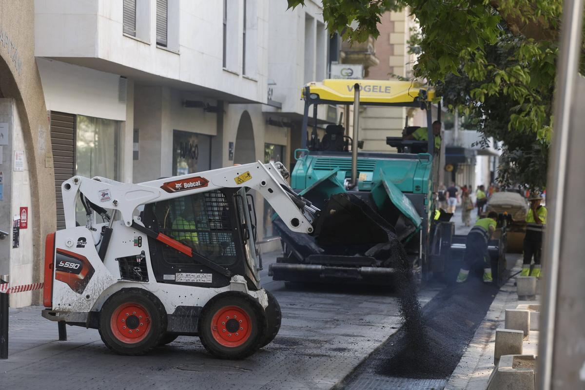 Trabajos de asfaltado en el bulevar del Gran Capitán.
