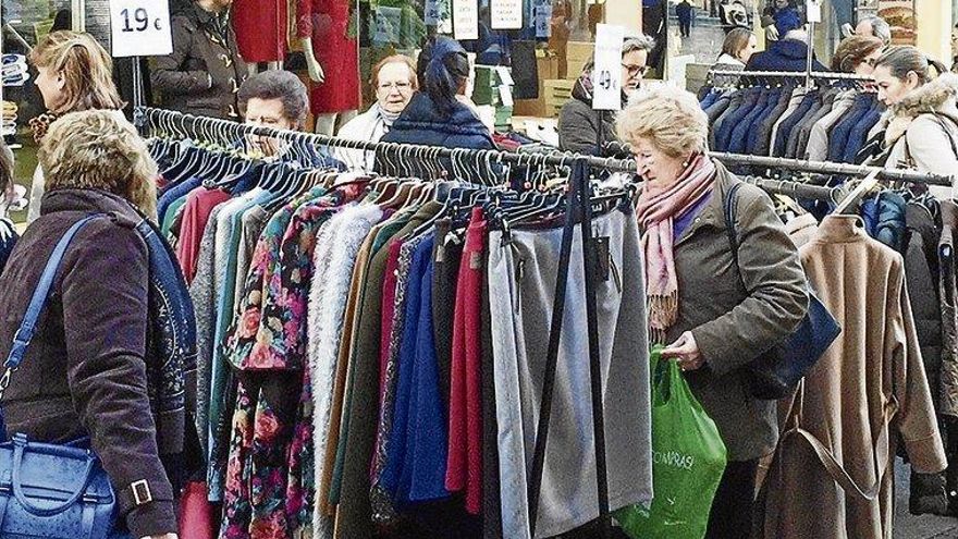 El mercadillo urbano durará un día más debido a la demanda