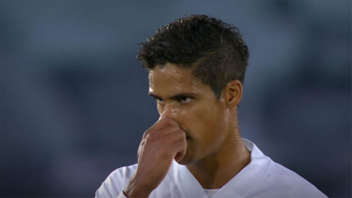 No tiene desperdicio: La cara que se le quedó a Varane tras volver a liarla en Champions