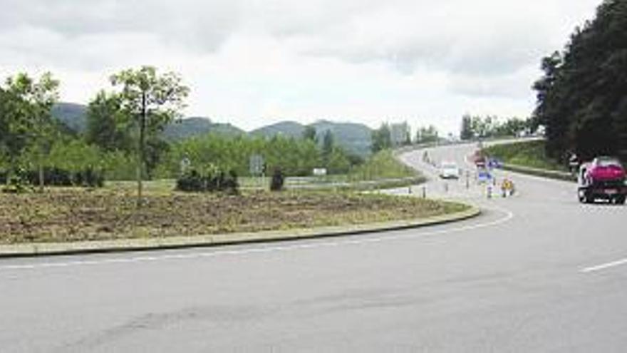 Rotonda de acceso a la autovía en Doriga, tras la siega de la hierba.