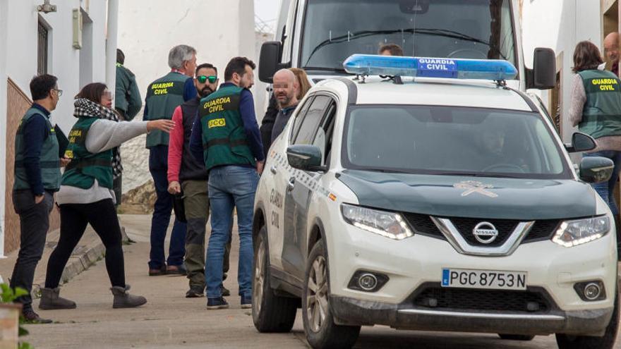 La Guardia Civil se traslada a la calle donde vivía Laura Luelmo.