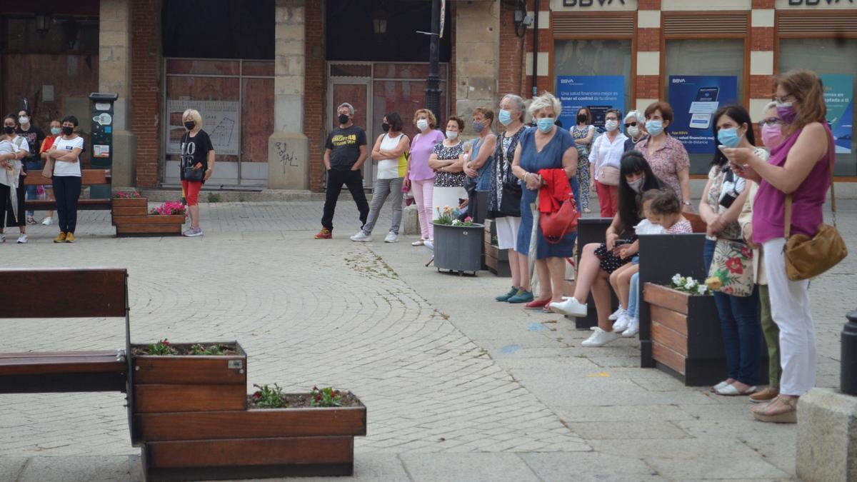 Algunos de los asistentes a la concentración de esta tarde en Benavente. / E. P.