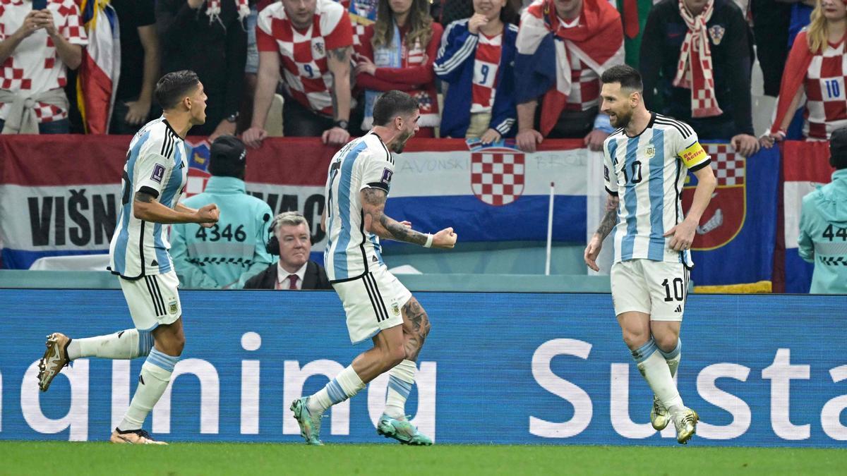 Nahuel Molina y Rodrigo de Paul celebran con Leo Messi uno de los goles del Argentina-Croacia.