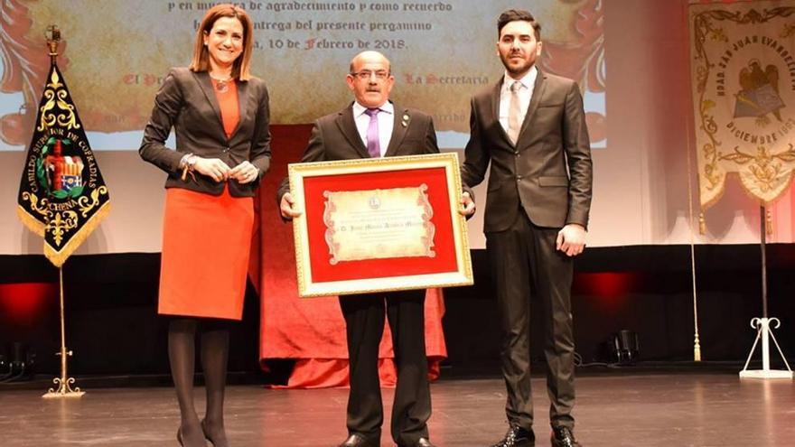 Alcolea recibe una placa de reconocimiento.