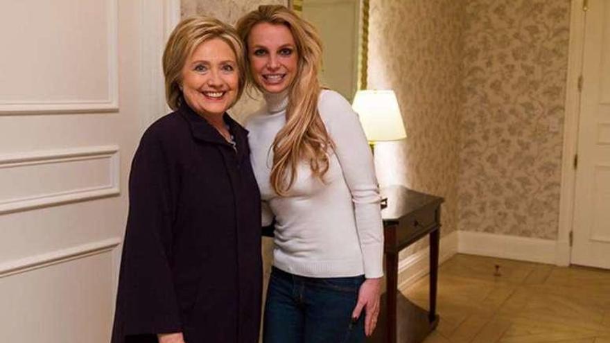 Britney Spears con Hillary Clinton.