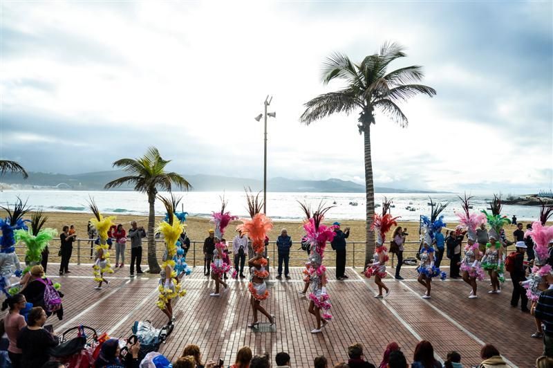 Carnaval al sol en la playa de Las Canteras