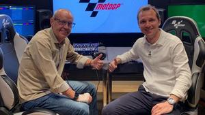 Ernest Riveras, a la izquierda, en compañía de Carles Pérez, en el plató de DAZN MotoGP.