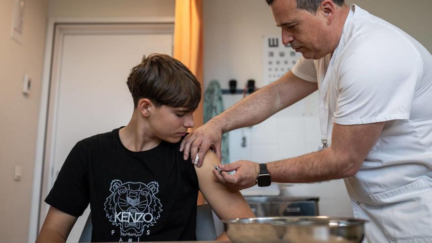 Un adolescente de 14 años recibe la vacuna contra el virus del papiloma humano. |  Zowy Voeten