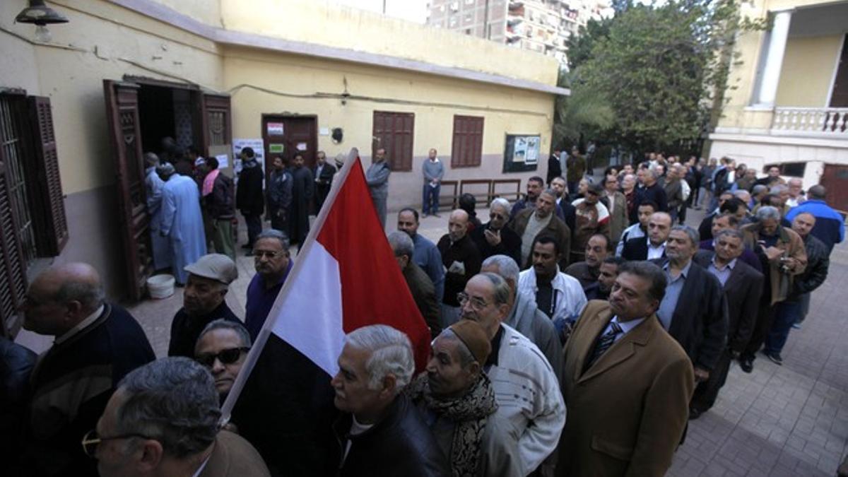 Ciudadanos egipcios hacen cola ante un colegio electoral, este martes en El Cairo.