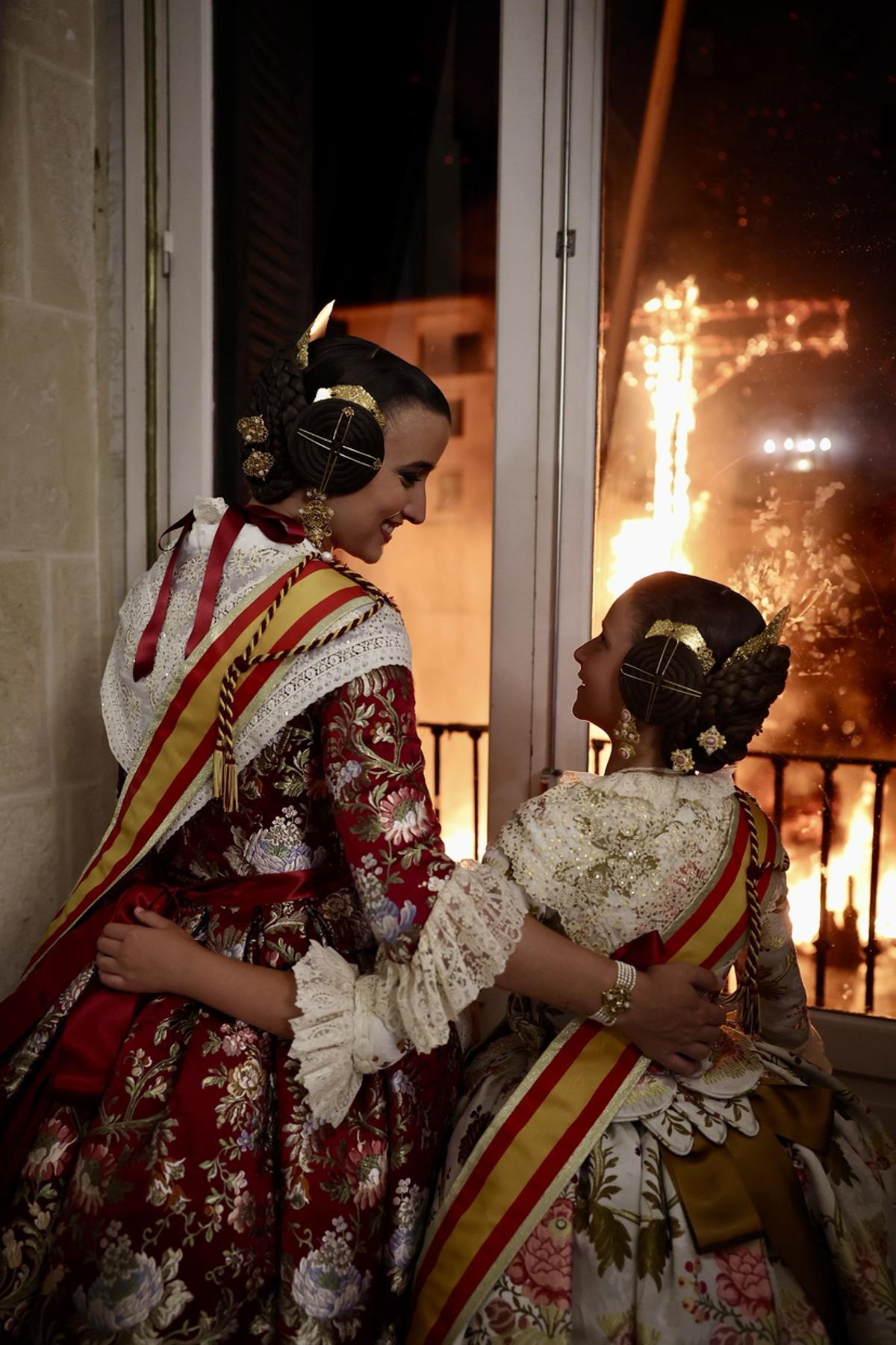 Carmen y Marta se despiden de Alicante con la ceremonia del fuego