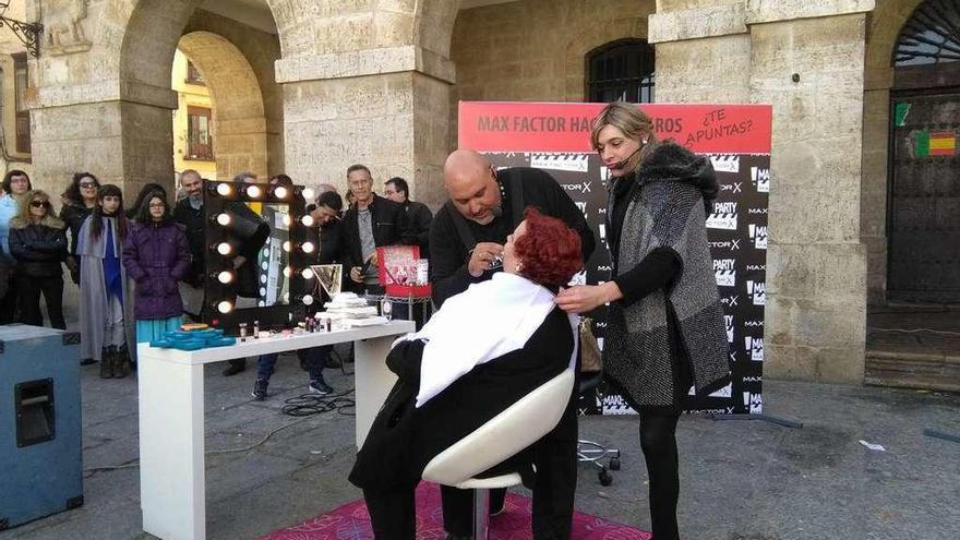 Toresanos y visitantes disfrutan de una de las parodias de los carnavales del pasado año.