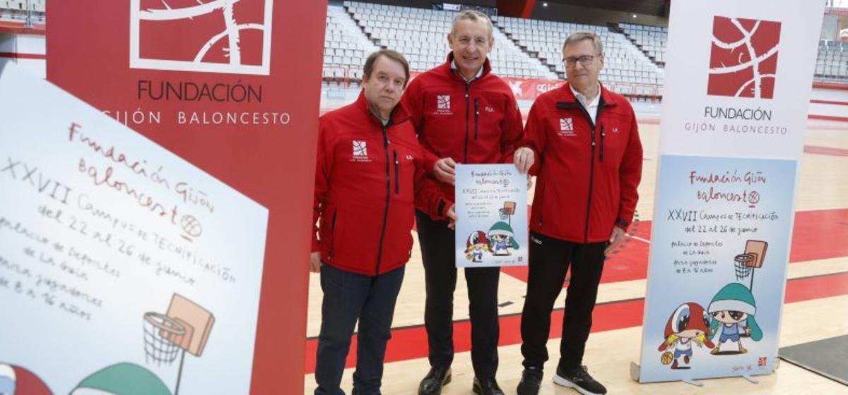 Los directores adjuntos del campus, José Alberto Rodríguez, «Zaqueo», y Luis Pérez, flanquean a Pedro López Ferrer, ayer, en el Palacio de La Guía. | ÁNGEL GONZÁLEZ