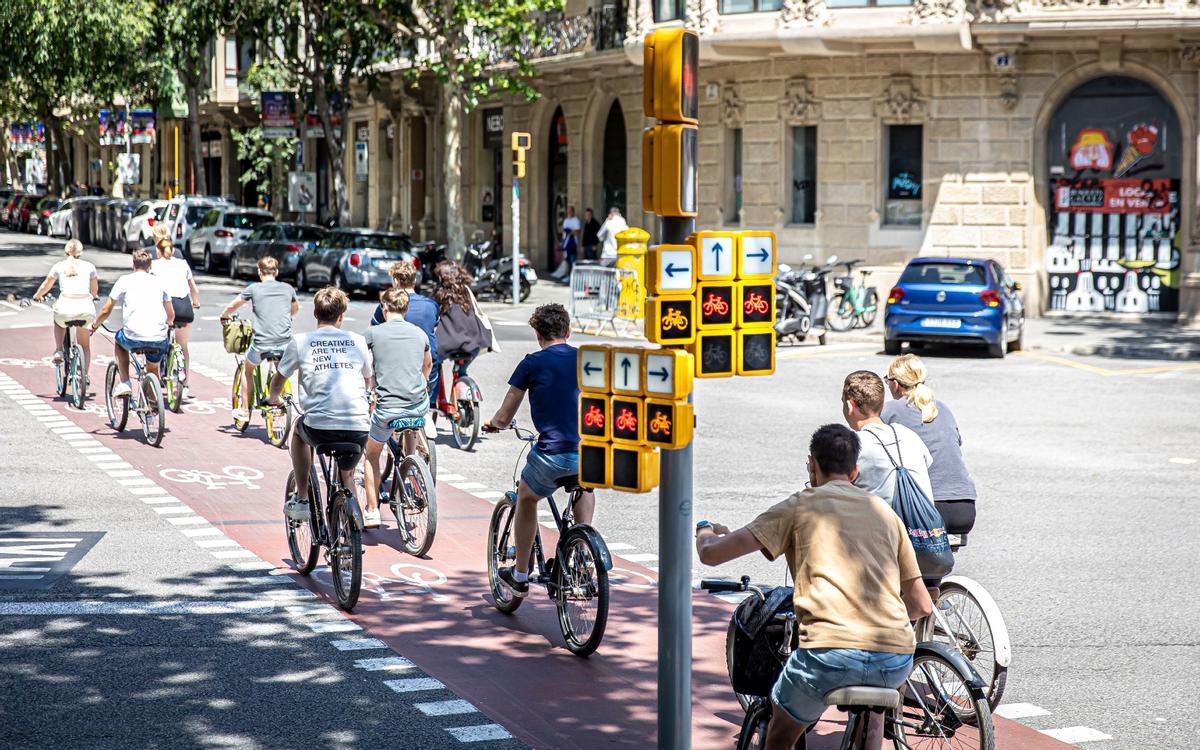 El 'semáforo-tetris' para ciclistas que se ha hecho viral en Barcelona