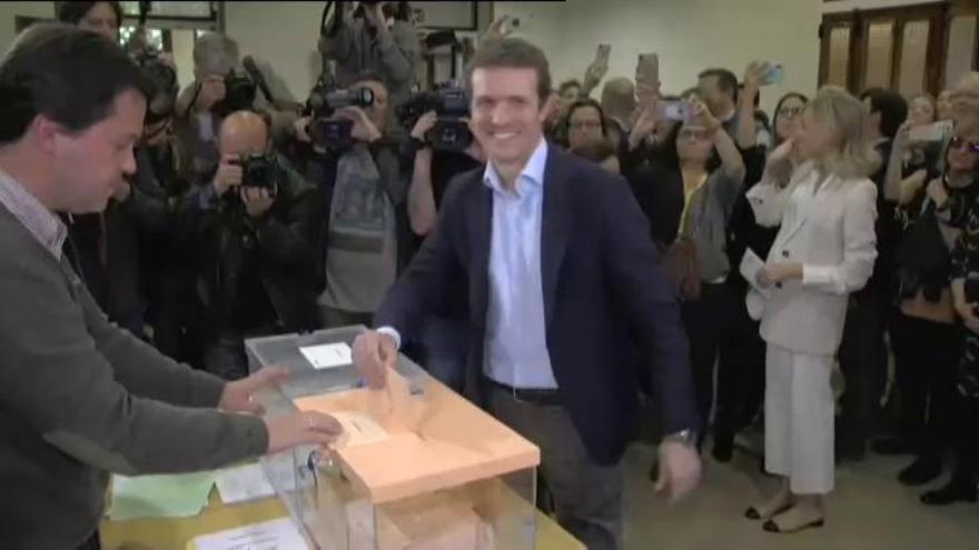 Casado acude a votar y reclama que de las urnas salga "un gobierno estable"