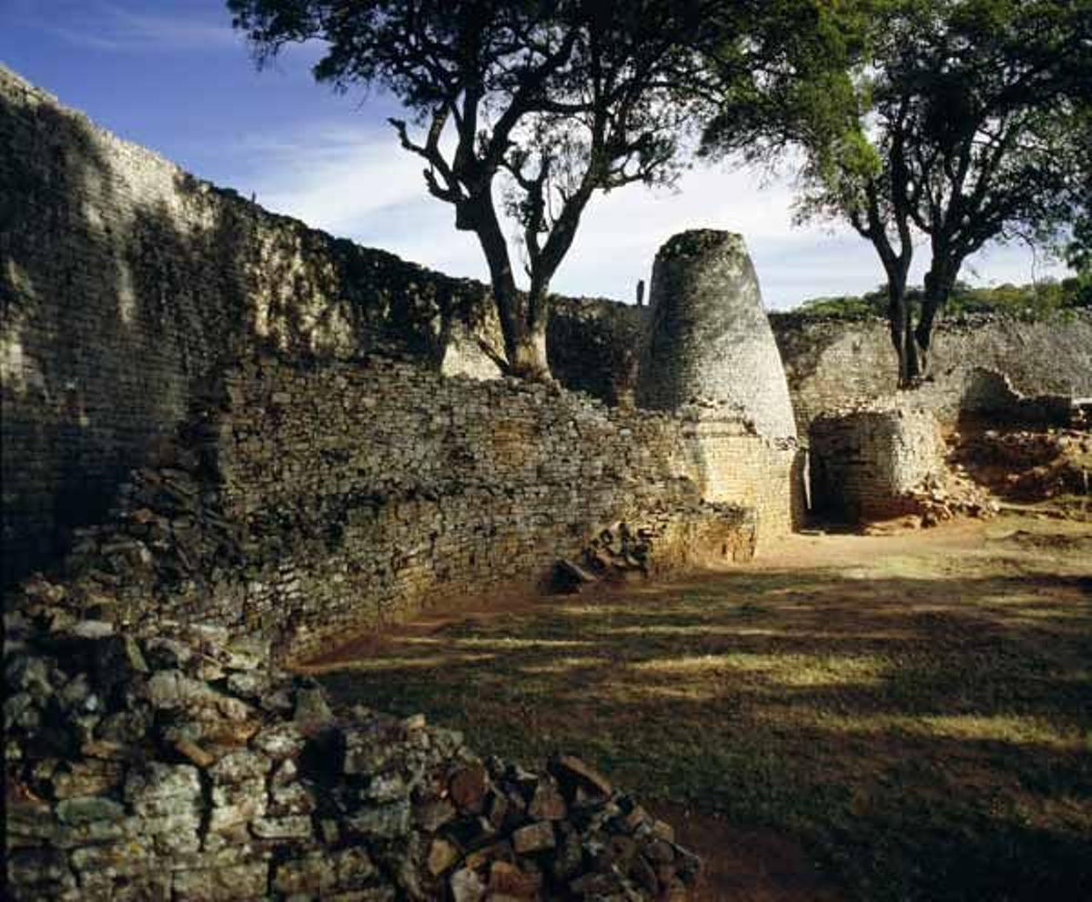Torre cónica con el recinto cerrado que protege en Gran Zimbabwe.