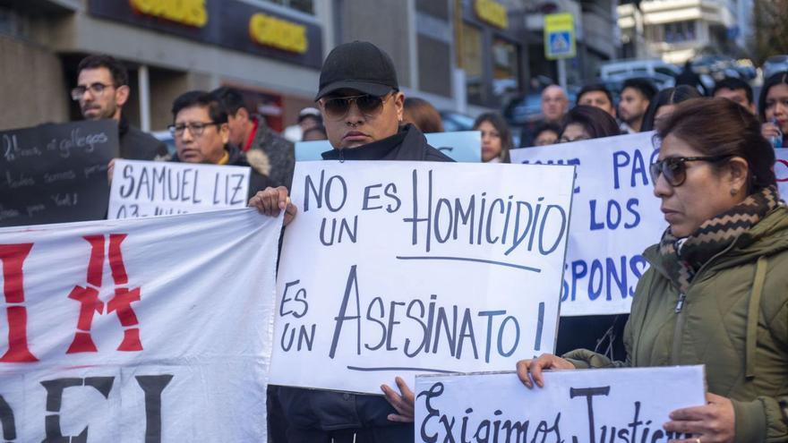 Familiares y amigos de Yoel Quispe, concentrados en Sinfónica de Galicia el pasado enero. |   // CASTELEIRO