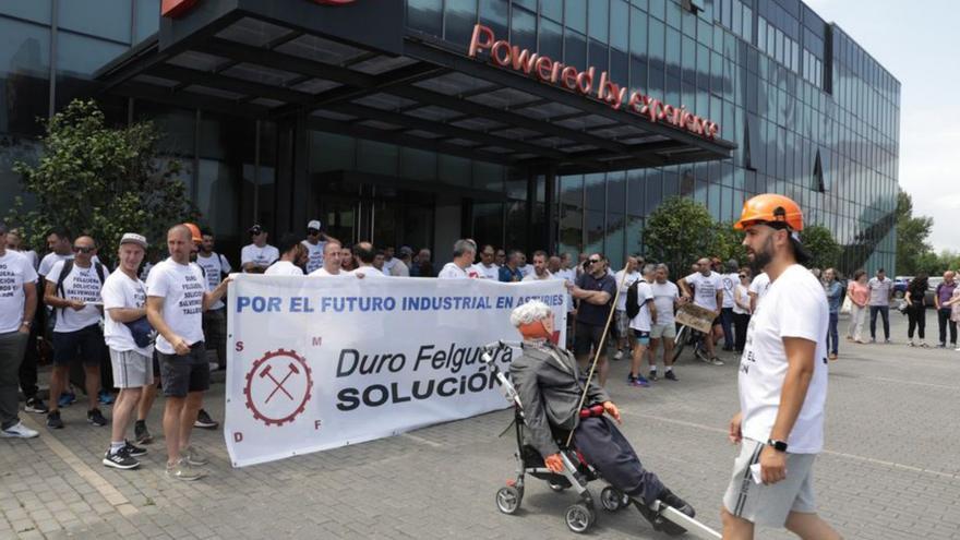 Varios trabajadores, frente a las oficinas de Duro Felguera ayer.