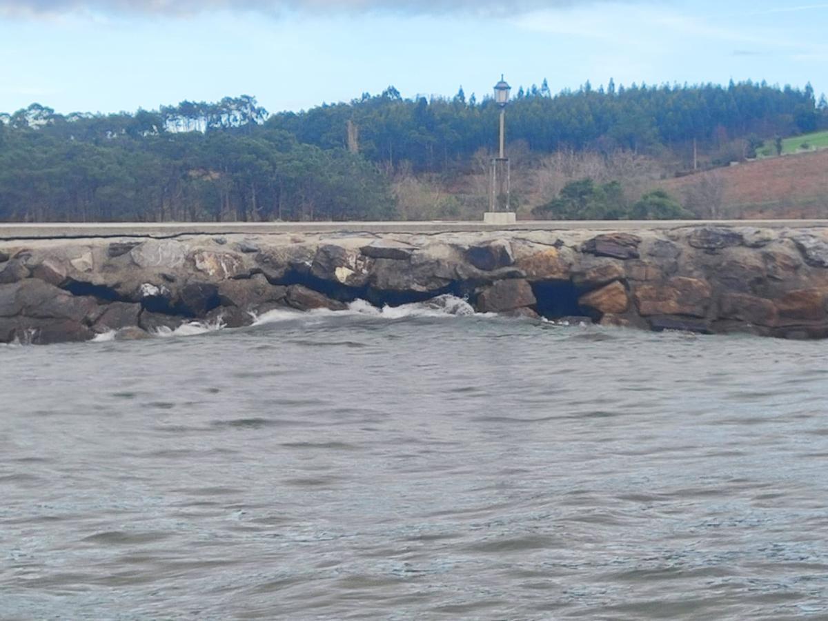 Vista del paseo desde la ría de Navia.