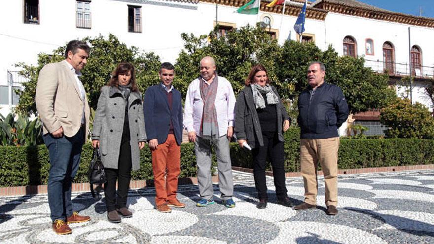 El alcalde de Marbella, José Bernal, observa el nuevo pavimento artístico de la plaza de los Naranjos.