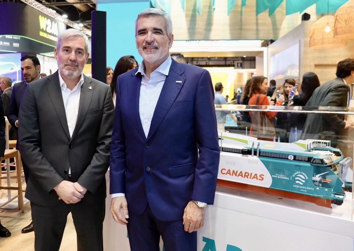 El presidente de Canarias, Fernando Clavijo, con el dueño de Baleària, Adolfo Utor, esta mañana en Fitur.