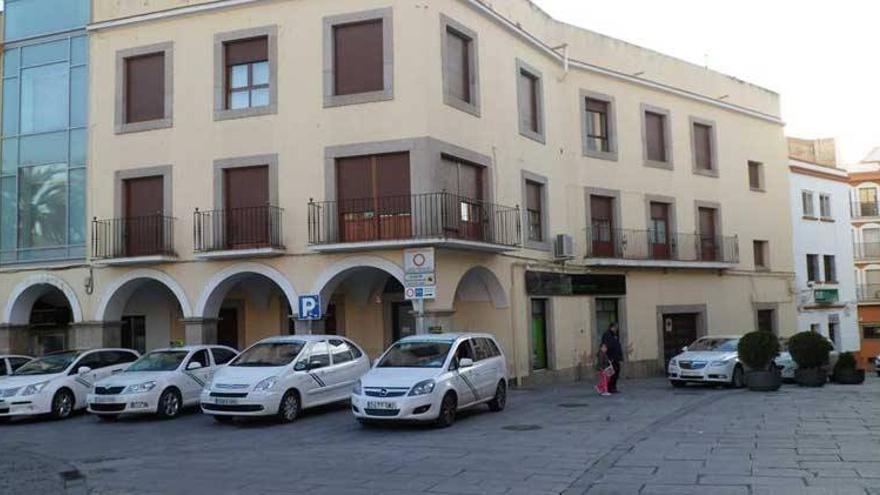 El Ayuntamiento de Mérida mantiene su idea de ampliar las licencias de taxi