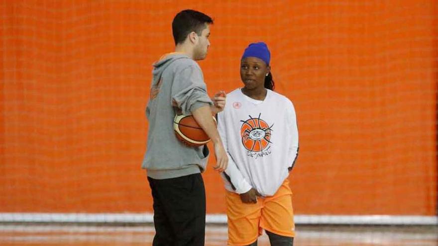 El segundo entrenador, Carlos Ortiz, conversa con Andrea Riley.