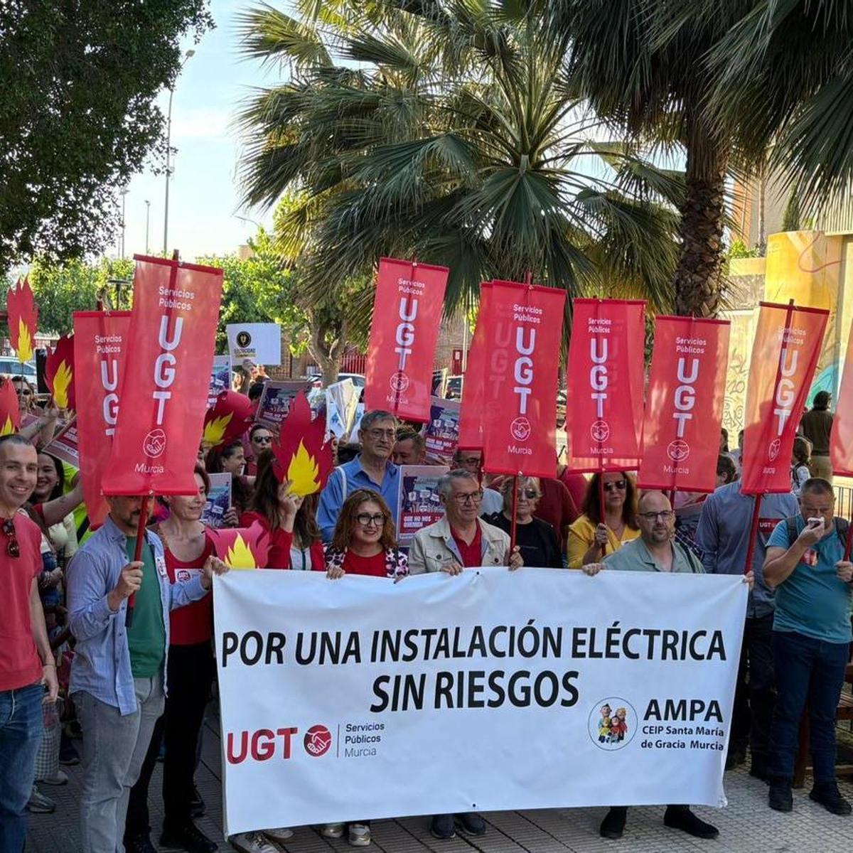 Concentración del AMPA del Colegio Santa María de Gracia en Murcia y UGT.