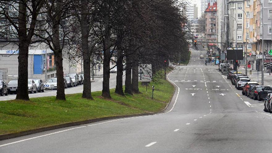 La avenida de Arteixo, en A Coruña, vacía durante el confinamiento.