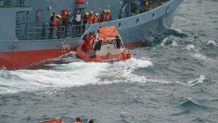 Fotografía de cortesía del Servicio de Aduanas de Australia que muestra al equipo de oficiales del Servicio de Aduanas de Australia preparándose para abordar el barco Oceanic Viking en el Oceano Sur, hoy 17 de enero de 2008.