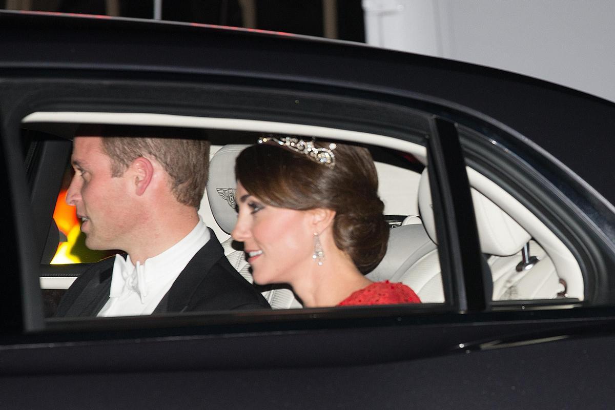 Kate Middleton camino de su primera cena de Estado