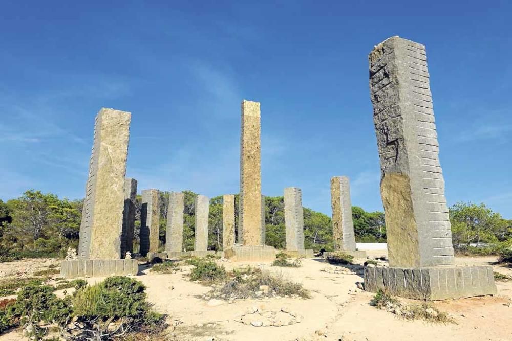 Los monolitos de Cala Llentia y el asombro