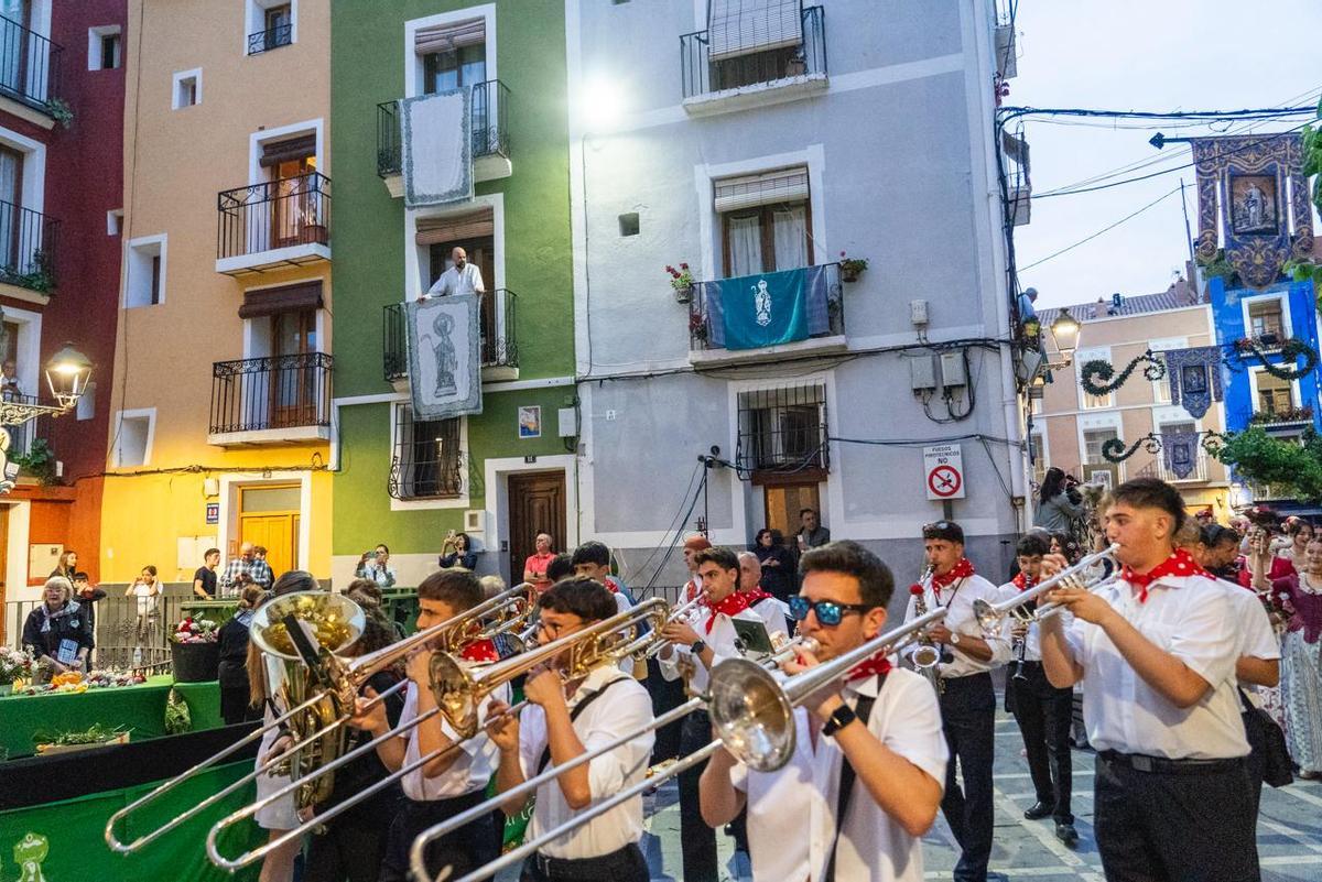 Más de 4000 personas participan en la Ofrenda Floral a la patrona con la que La Vila celebra el milagro de las Lágrimas de Santa Marta el 8 de mayo de 1653