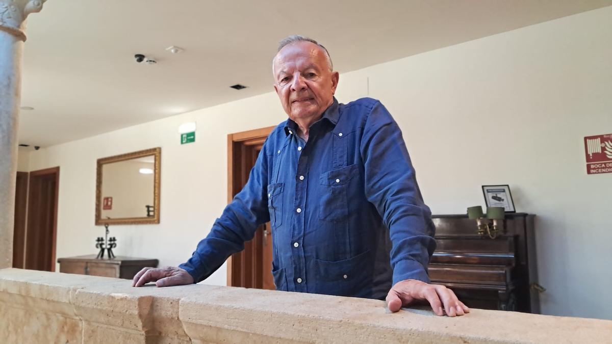 Benjamín Alba en el interior del Palacio Merás.