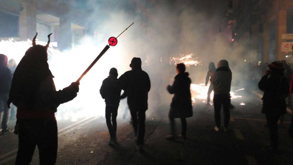 Rund 20.000 Zuschauer verfolgten am Sonntagabend (29.1.) das Spektakel der Teufel und Bestien auf Mallorca, die lärmend und funkensprühend durch Palma zogen. Die Tradition zu Palmas Stadtfest Sant Sebastià war wegen des Unwetters verschoben worden.