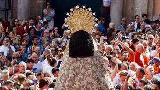 La Virgen sale al Traslado con un manto "Terreta" regalado por la fallera mayor de València