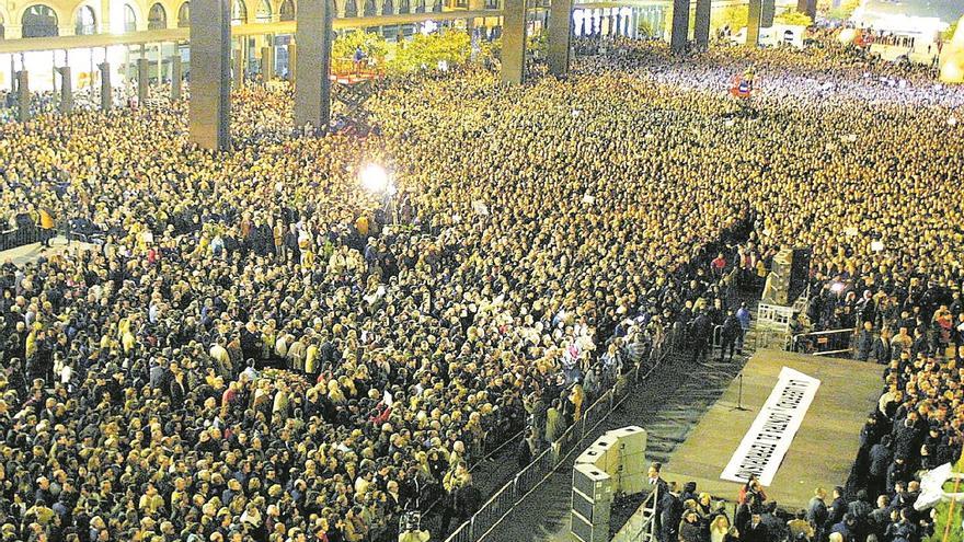 Grandes protestas en la plaza del Pilar de Zaragoza: la reivindicación de derechos y de paz