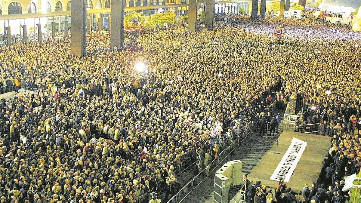 Manifestación de decenas de miles de personas en repulsa por el asesinato ayer de Manuel Gimnez Abad, presidente del PP, a manos de ETA
