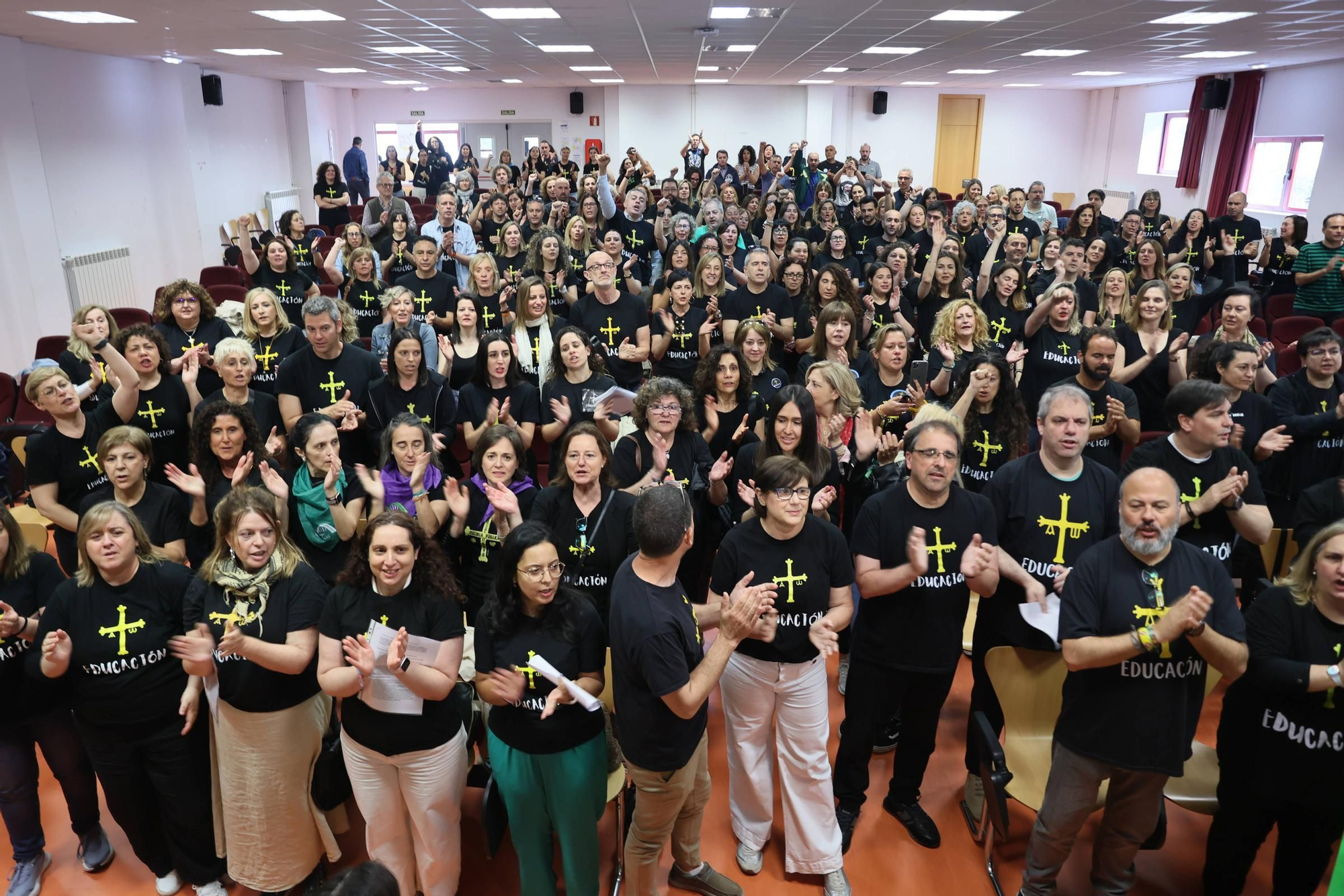 EN IMÁGENES: Concentración de directores de colegio de toda Asturias en el IES La Ería de Oviedo