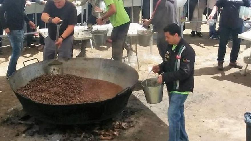 Voluntaris mentre cuinen els cargols, a Sant Jordi de Cercs
