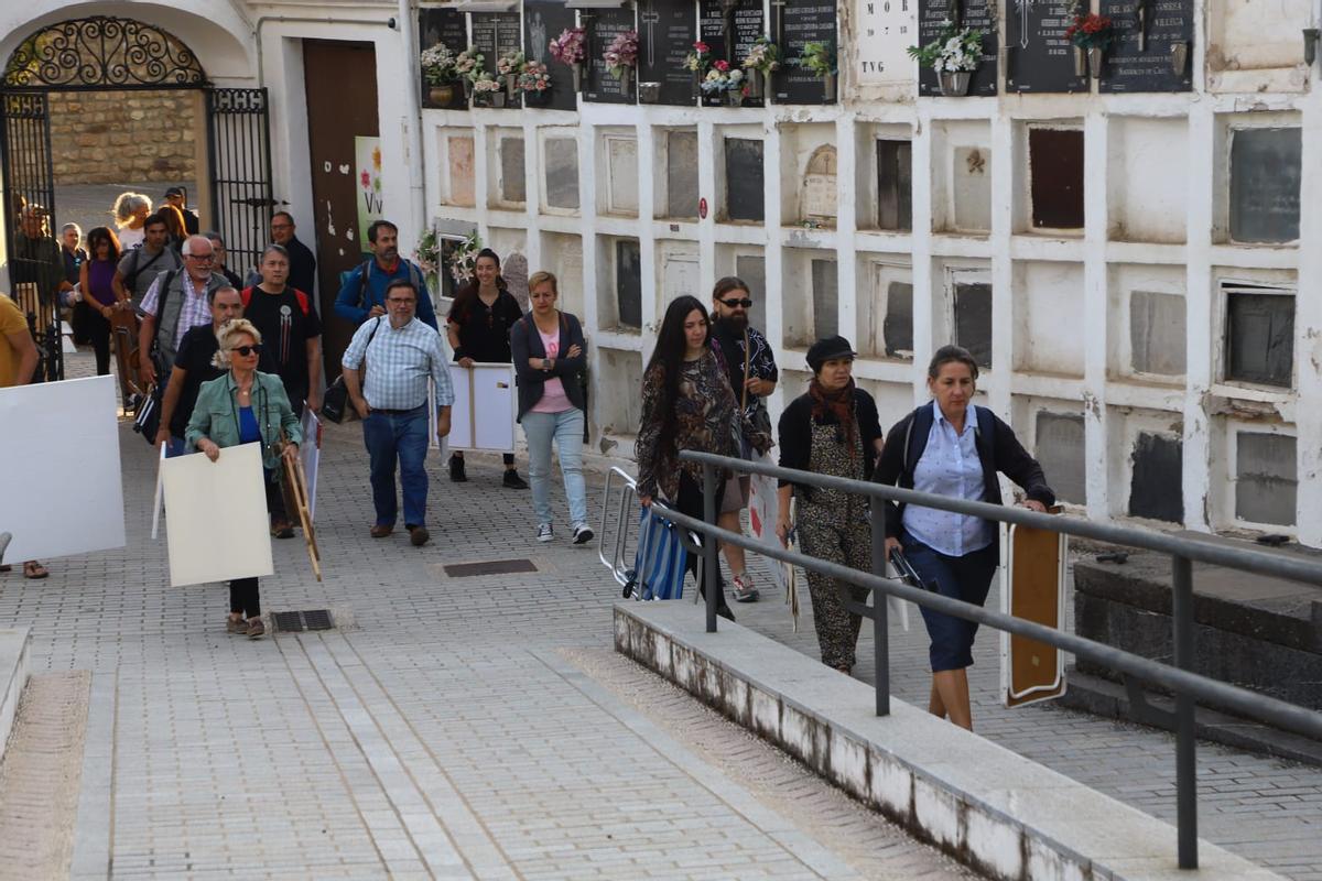 Acceso de los participantes al cementerio de La Salud este sábado.