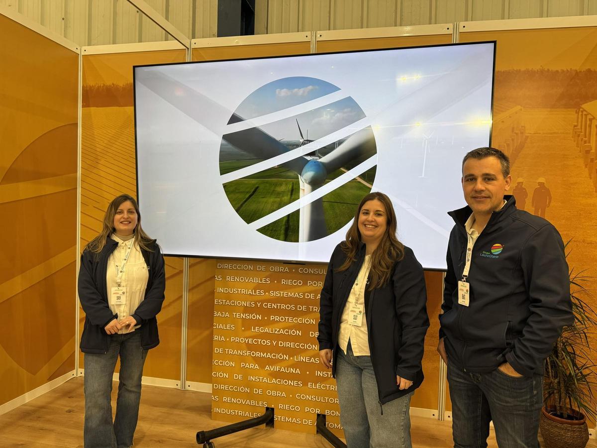 Esther, Sara Márquez, y Aitor Segador, de Grupo Laura Otero en su stand de Agroexpo.